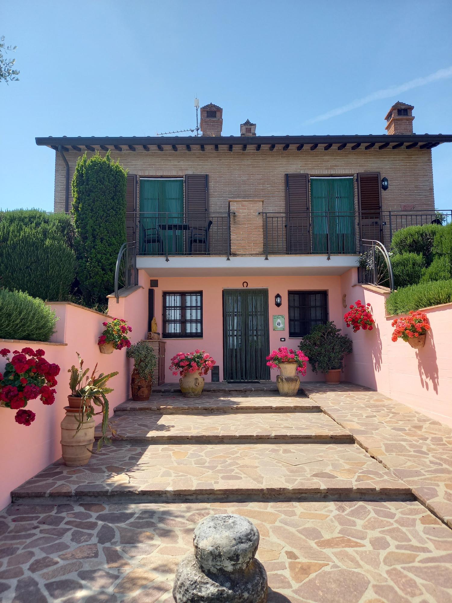 Country house a Castiglione del Lago con piscina e vista panoramica. La struttura dispone di una sala degustazione nel seminterrato.