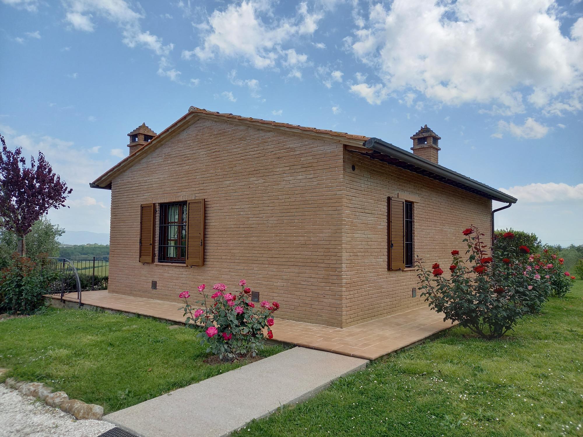 Incantevole country house con piscina panoramica e vista mozzafiato su Cortona, Castiglione del Lago e le dolci colline del Trasimeno.