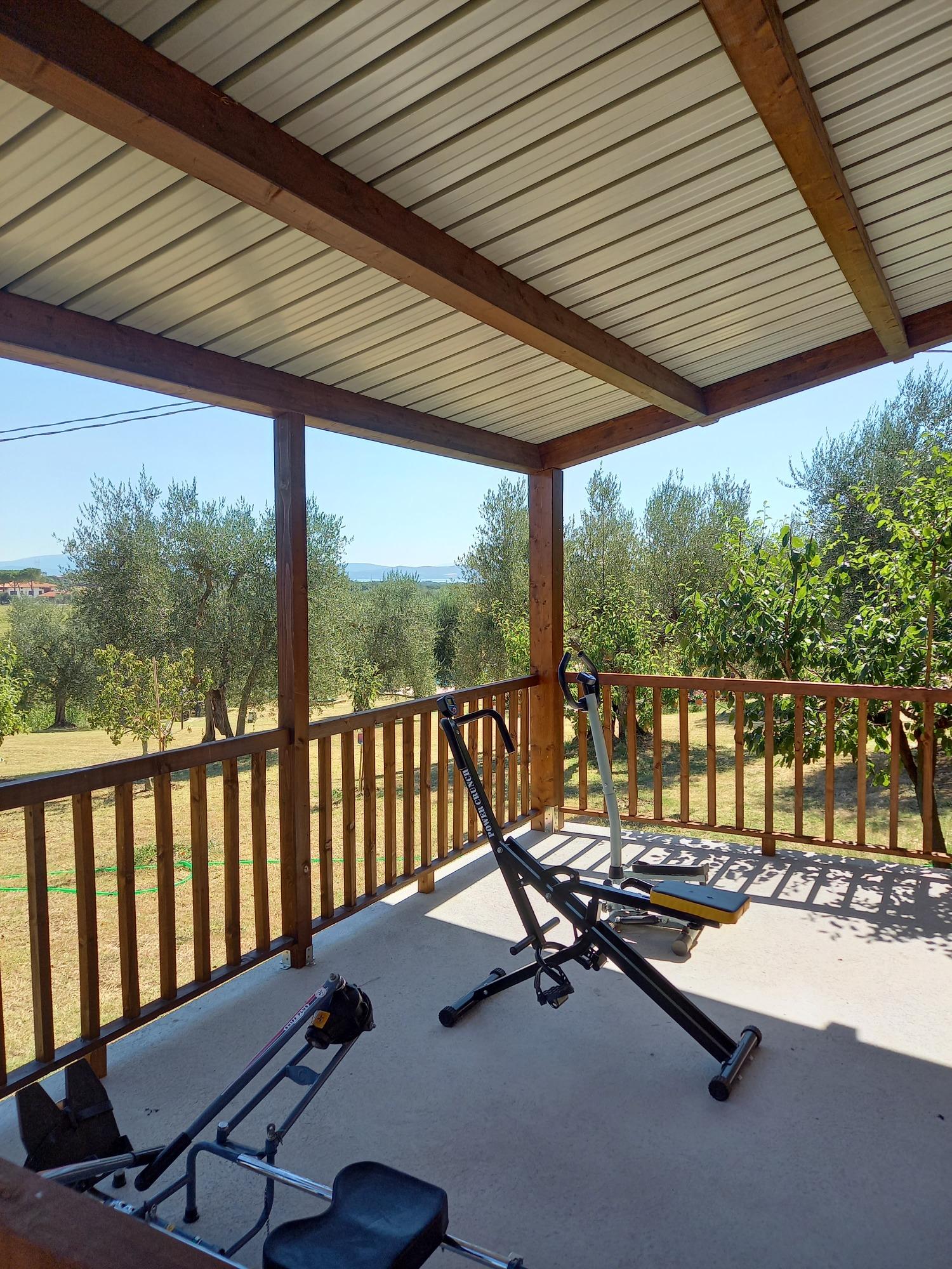Gazebo fitness e relax dell'Agriturismo Annamaria con vista panoramica sulla campagna umbra.