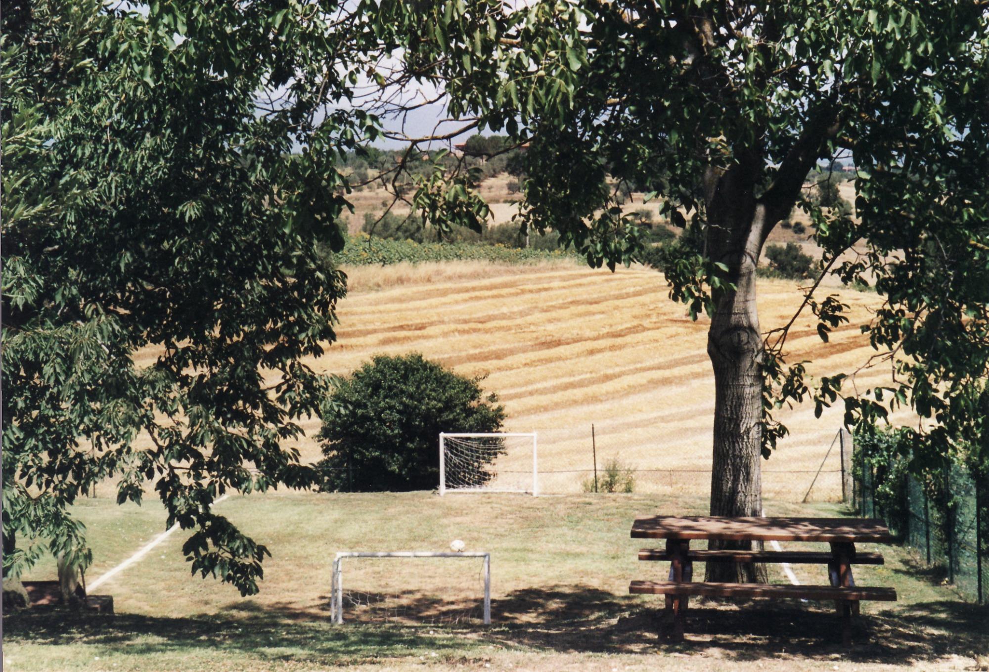 Agriturismo con campo da calcetto immerso nel verde della campagna. Divertimento assicurato per adulti e bambini nel cuore dell'Umbria.