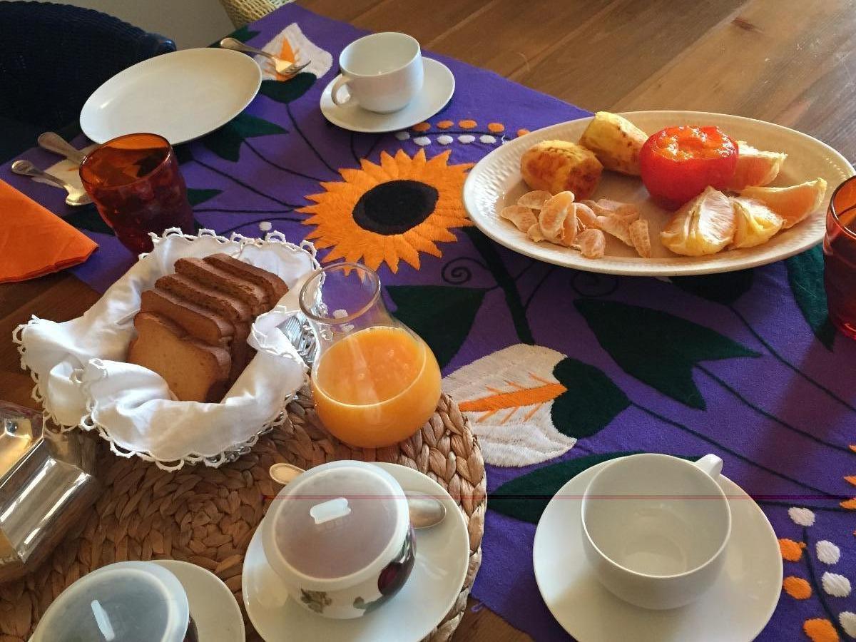 Un pò di leccornie sul tavolo della colazione in soggiorno