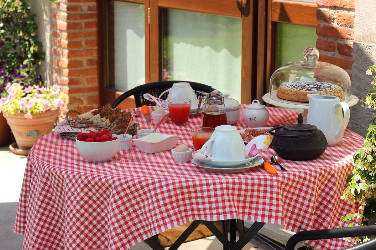La colazione di B&B CASCINA MONCRAVA