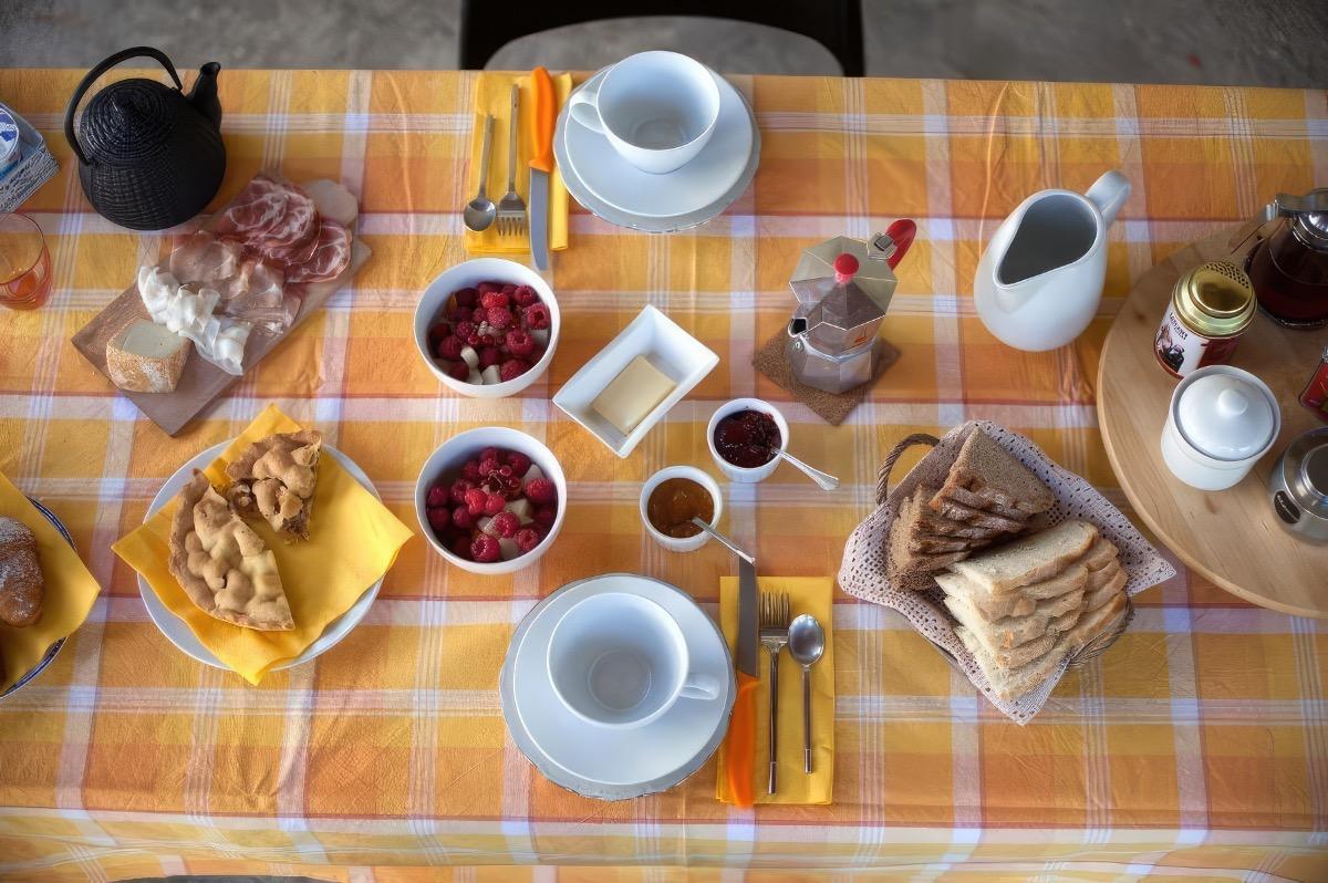 La colazione di B&B CASCINA MONCRAVA