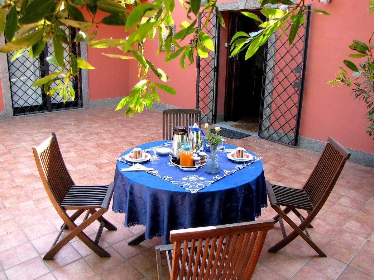 B&B Ai Glicini Castelli Romani - colazione in giardino