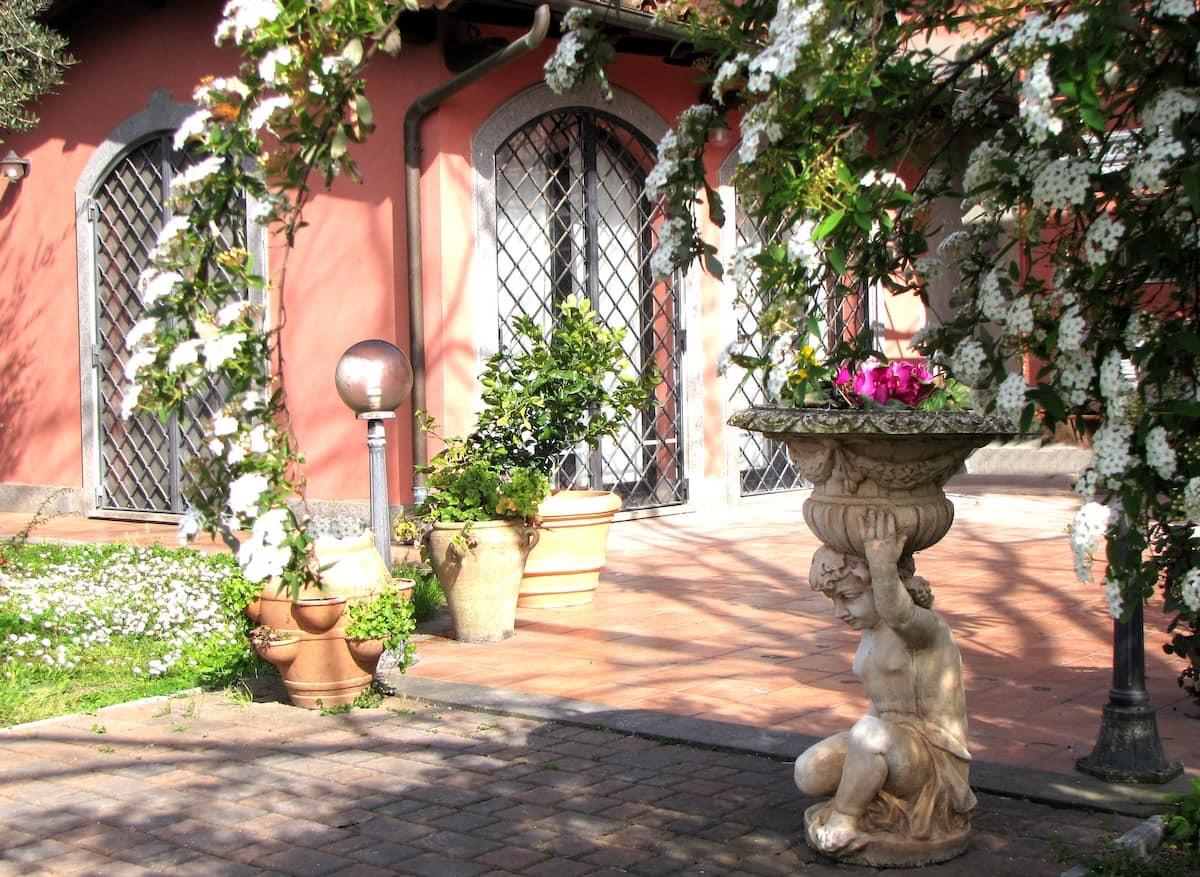 B&B Ai Glicini Castelli Romani - ingresso in primavera