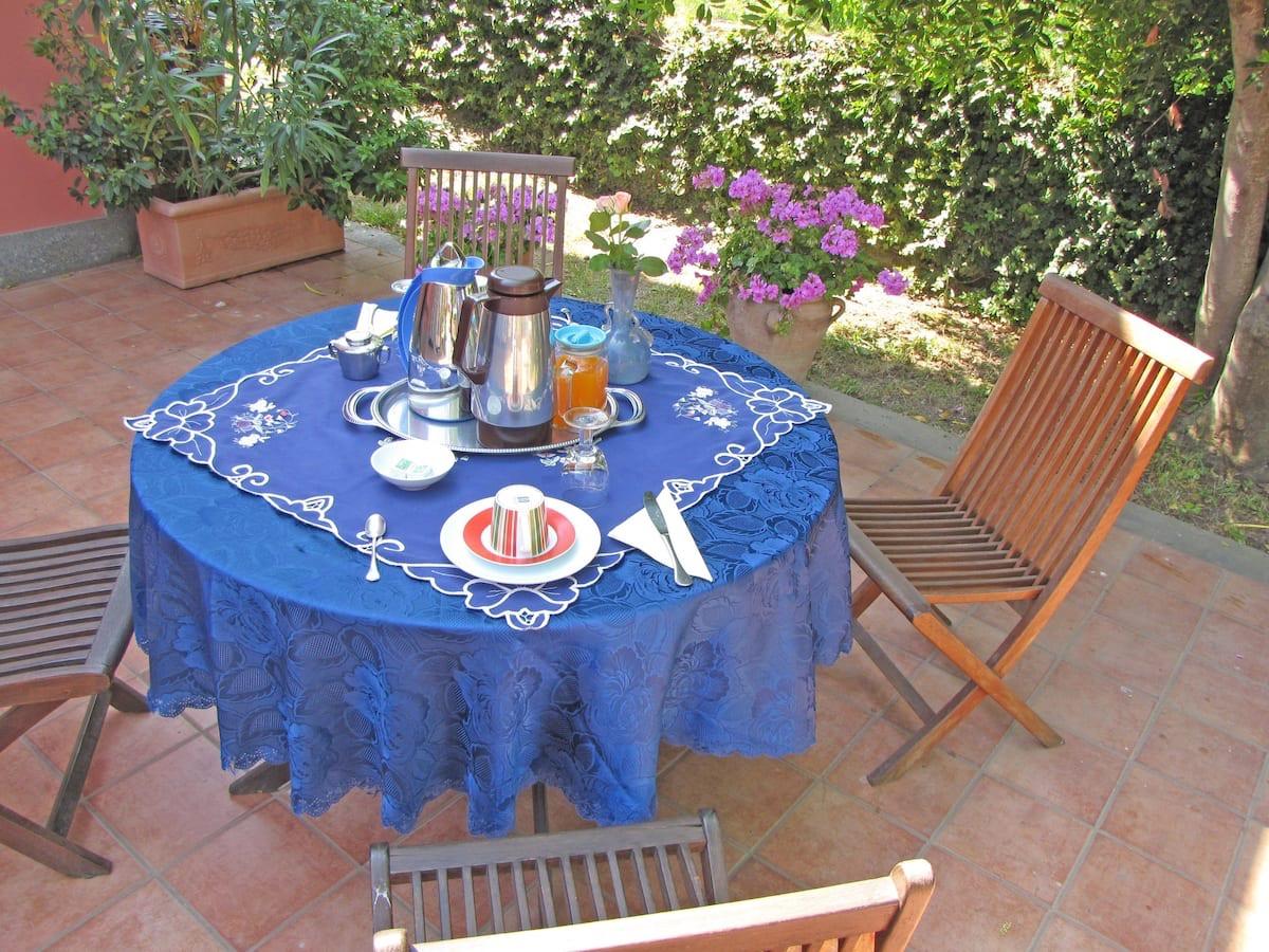 B&B Ai Glicini Castelli Romani - colazione in giardino