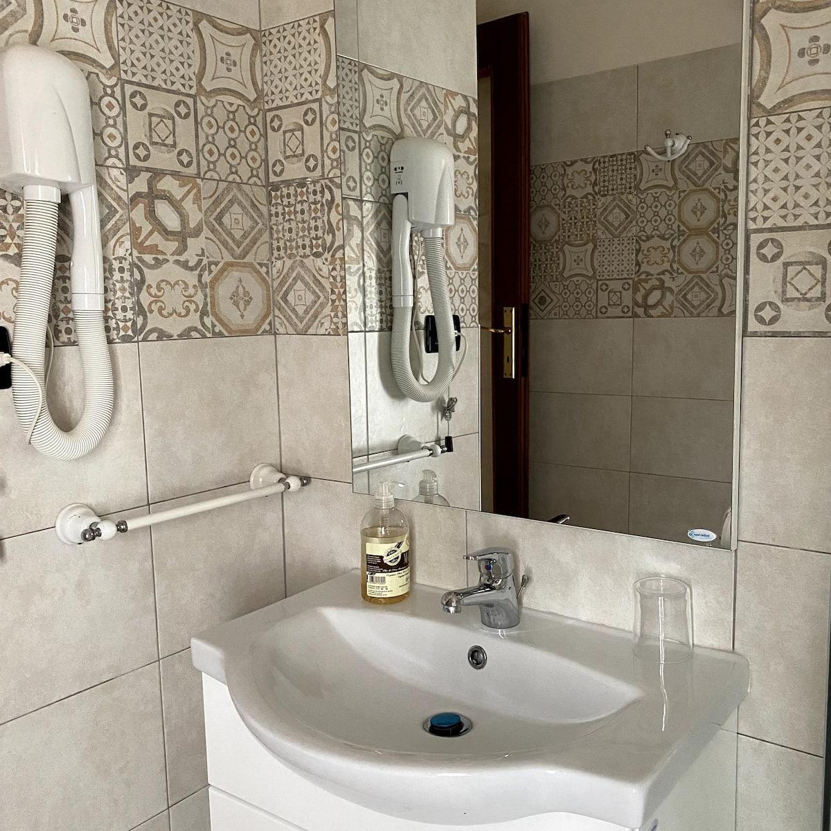 B&B Ai Glicini Castelli Romani - bagno di camera matrimoniale