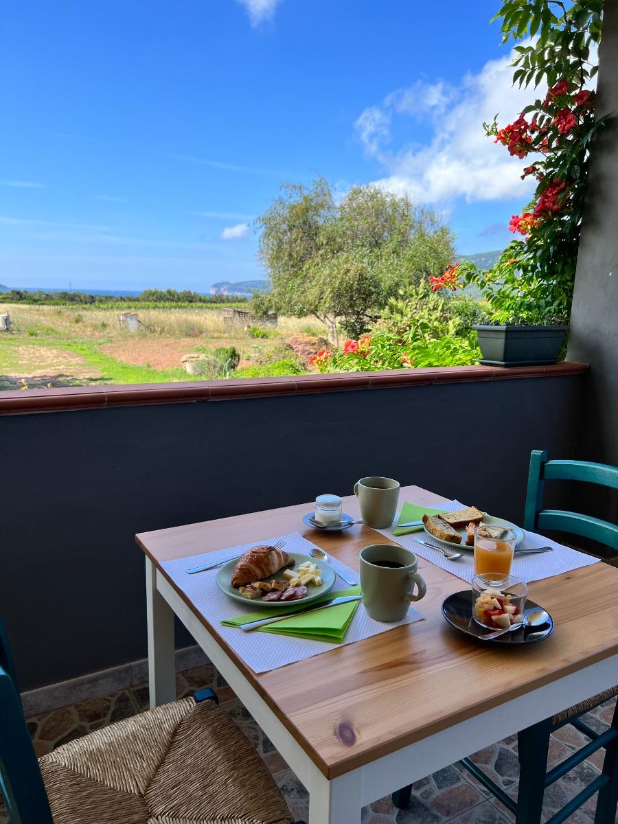 Colazione in veranda vista mare
