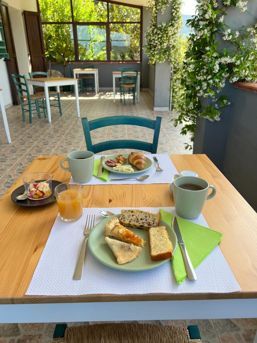 Colazione in veranda vista mare