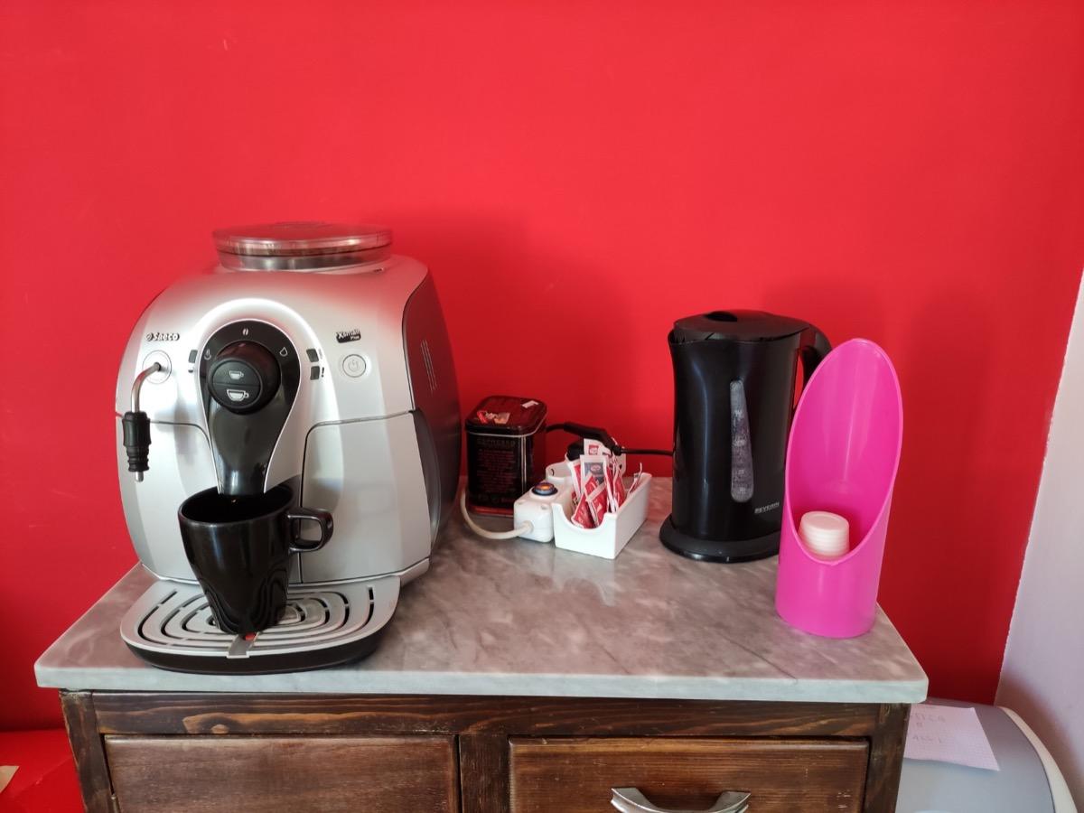 A disposizione degli ospiti una macchina per il caffè espresso e un bollitore