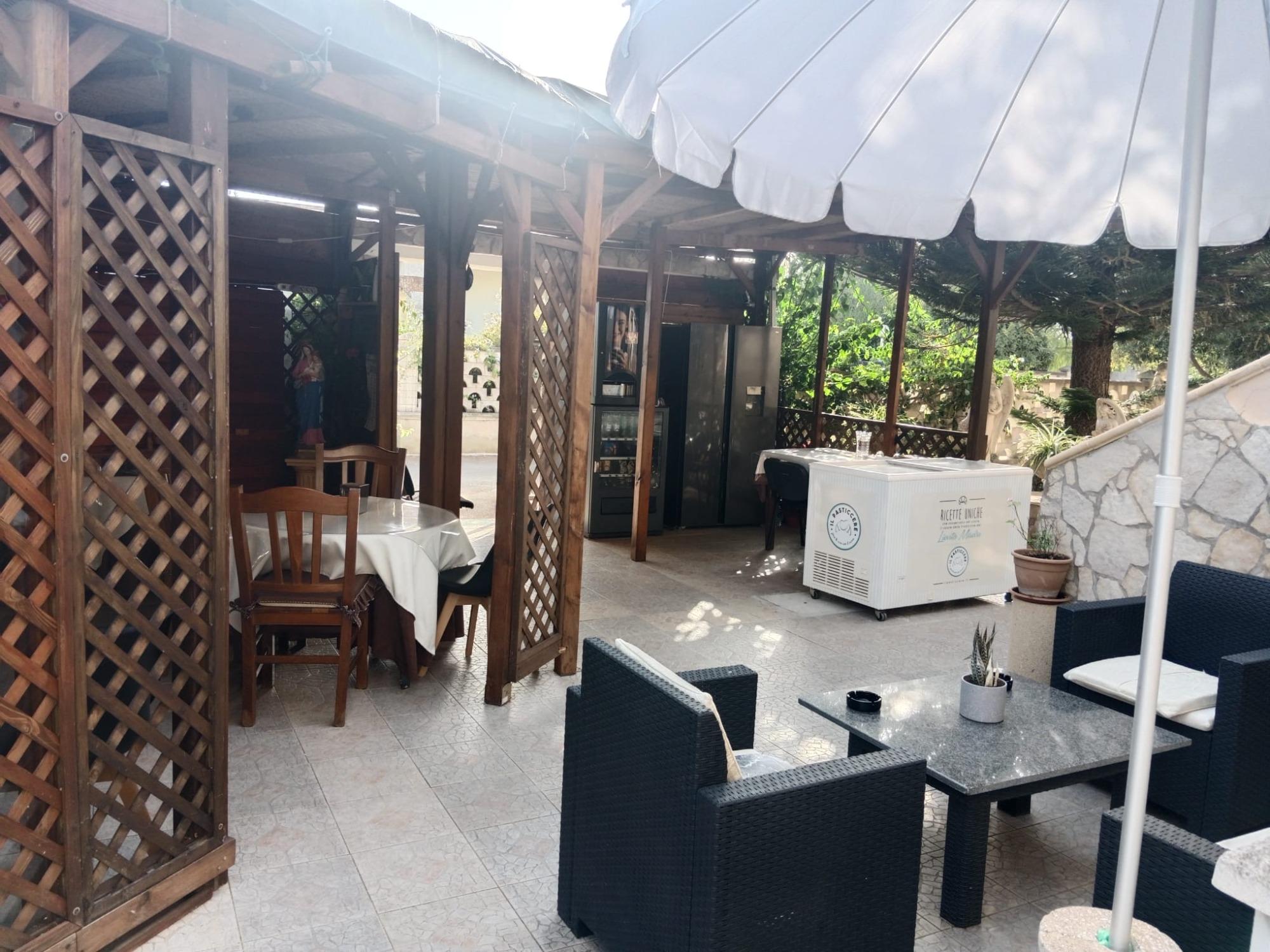 Gazebo colazione esterna con distributore automatico caffè