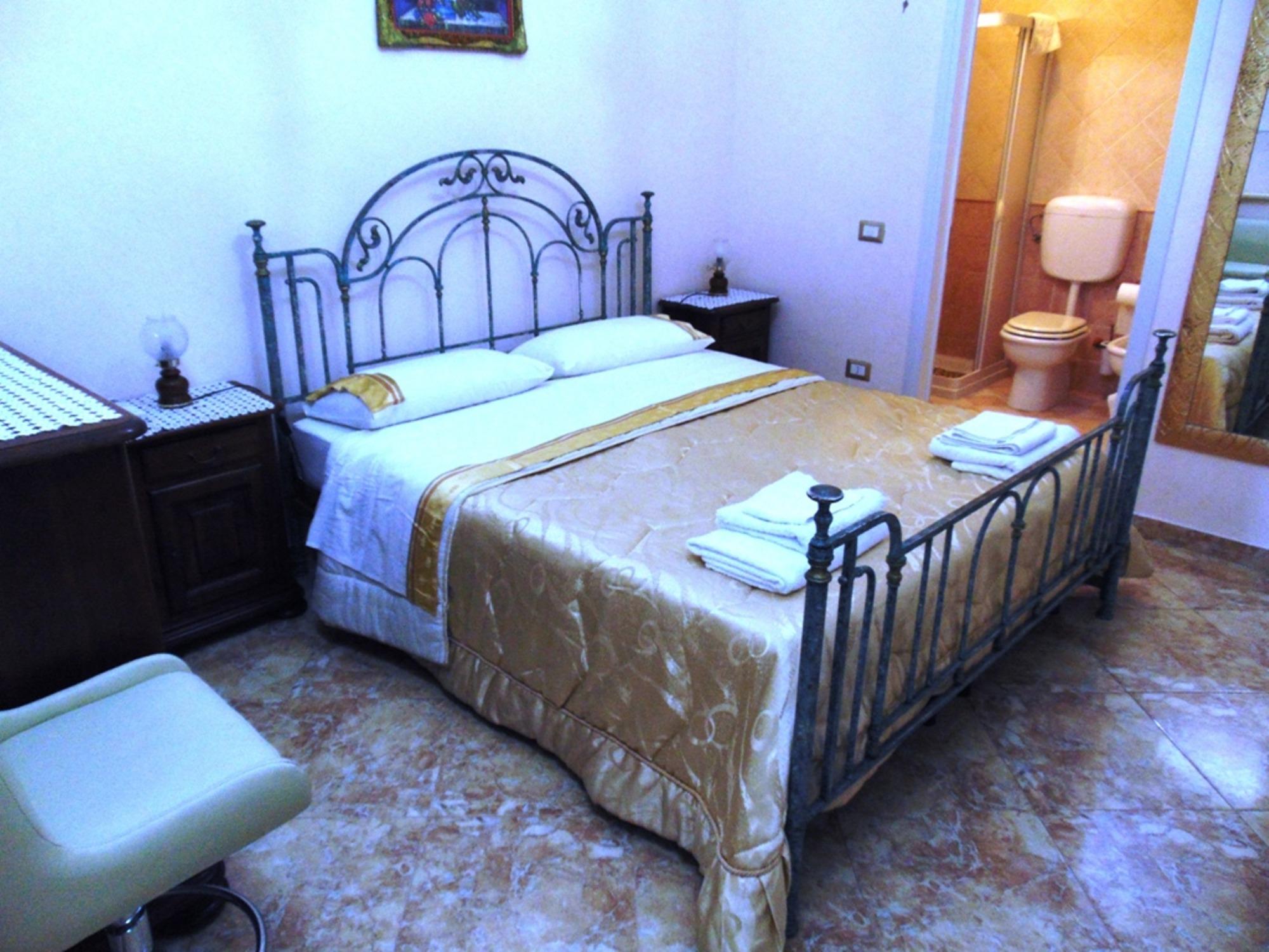 Camera da letto  n.1 con bagno n. 1 in camera, adesso predisposta con 2 letti singoli