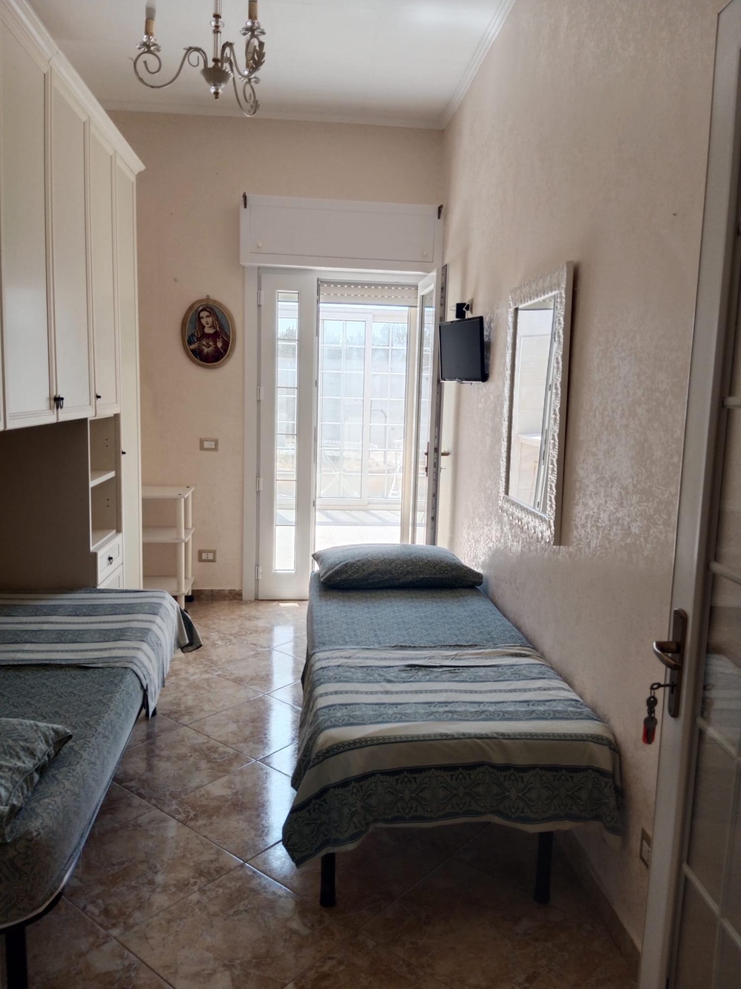 Camera  da letto singola più letto per bambino