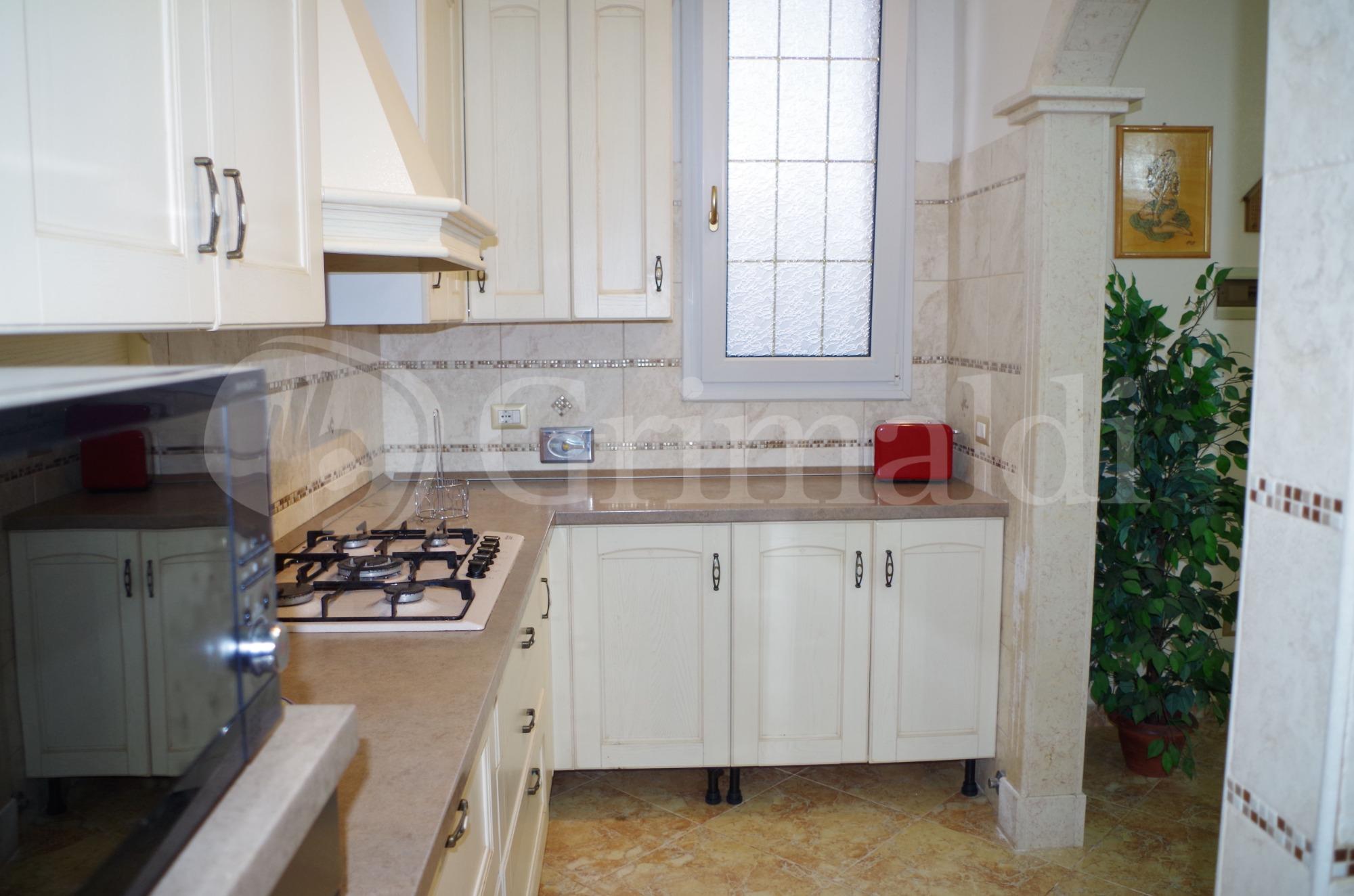 Cucina  ed adiacente soggiorno-pranzo