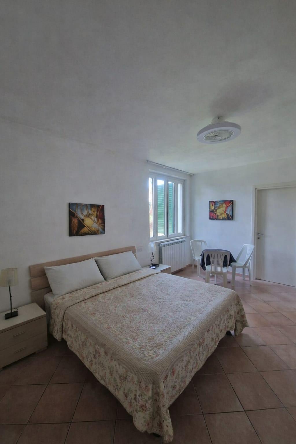 camera matrimoniale con finestra sul giardino