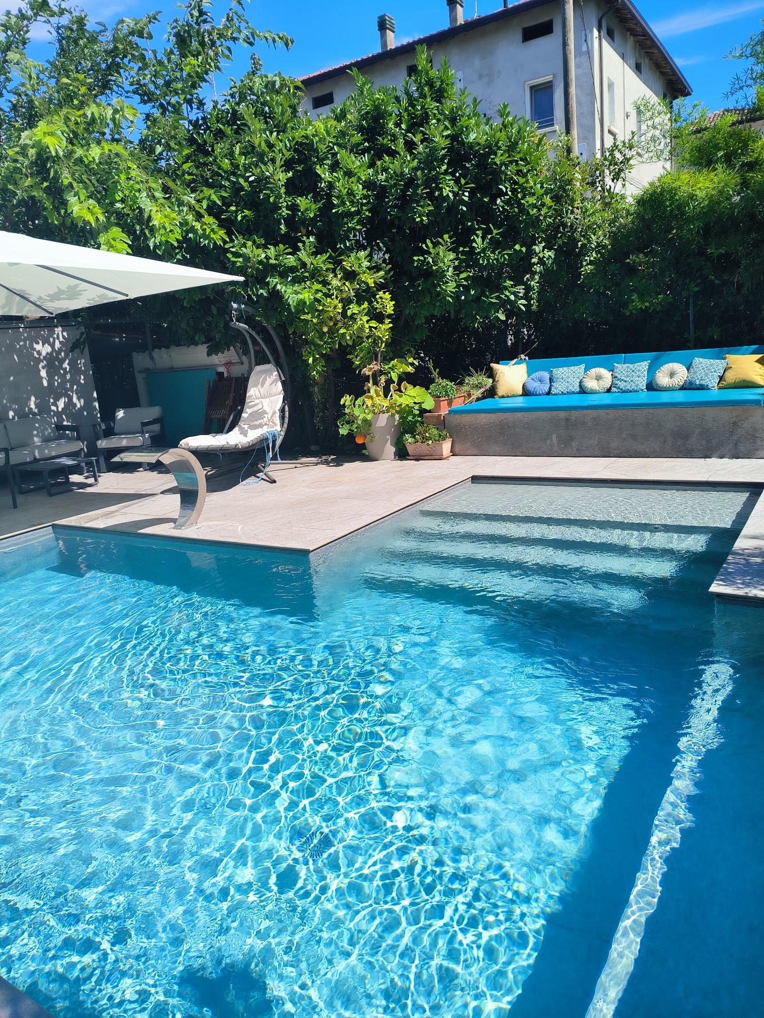 Piscina con panca relax