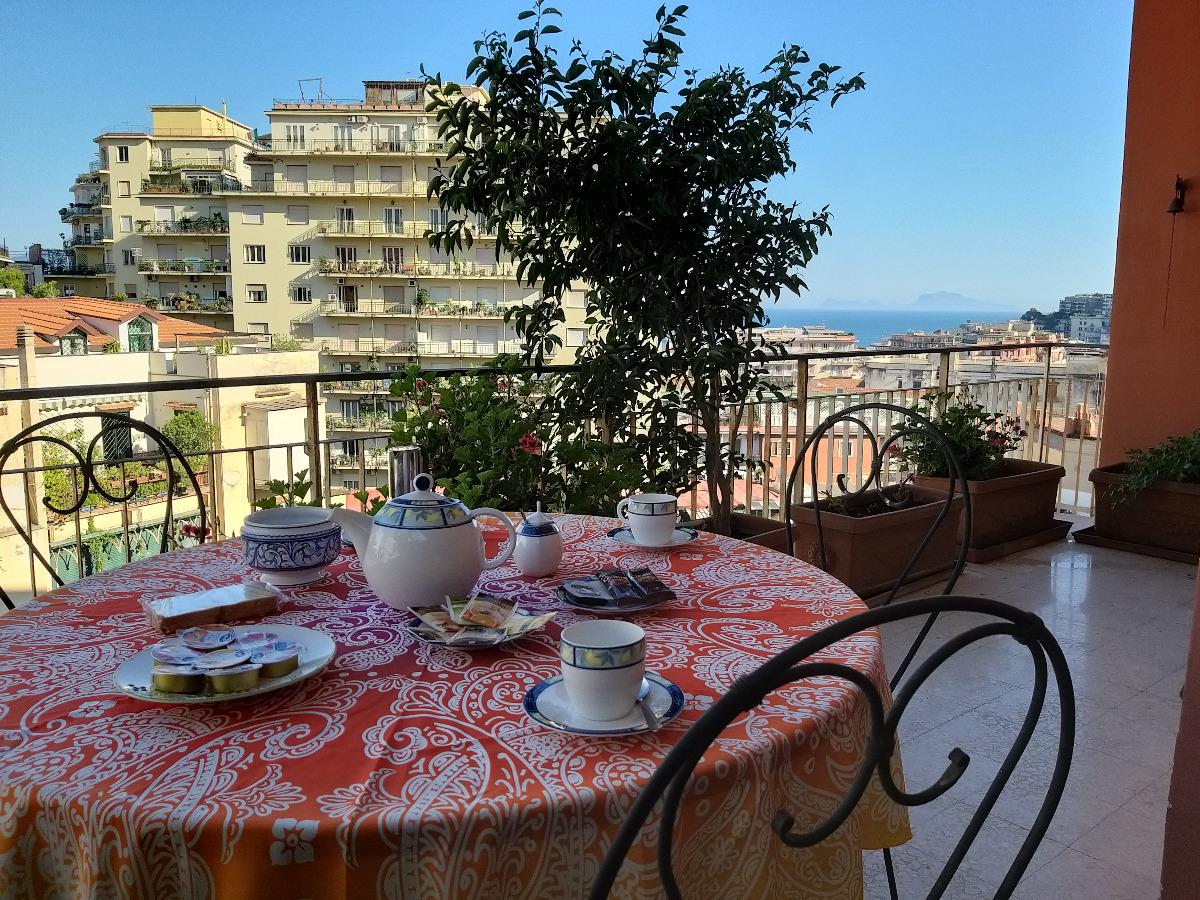 Colazione in terrazza (vista mare) - Outdoor breakfast (sea view)