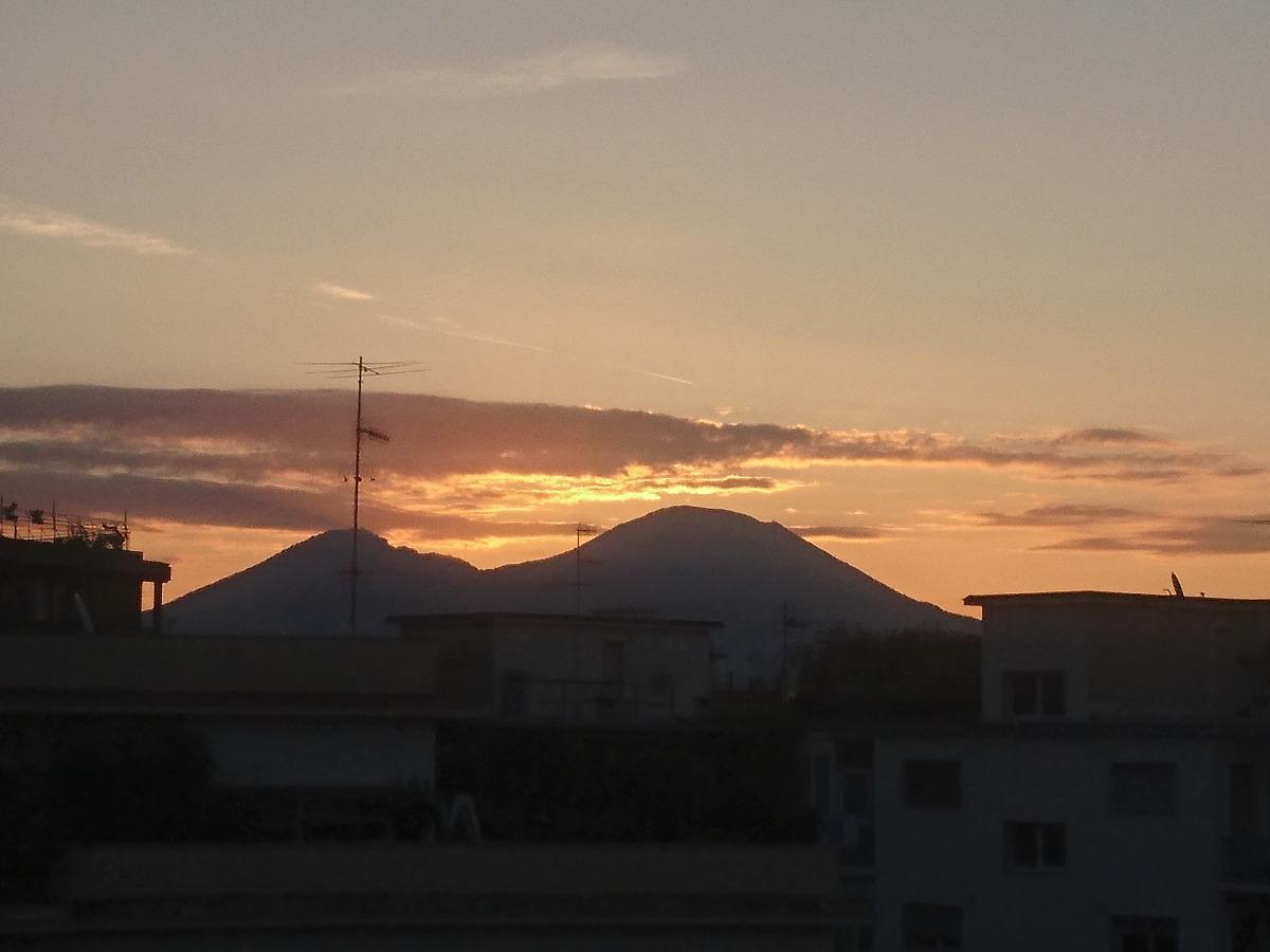 Il Vesuvio dal balcone della colazione - View of the Vesuvius from the breakfast balcony