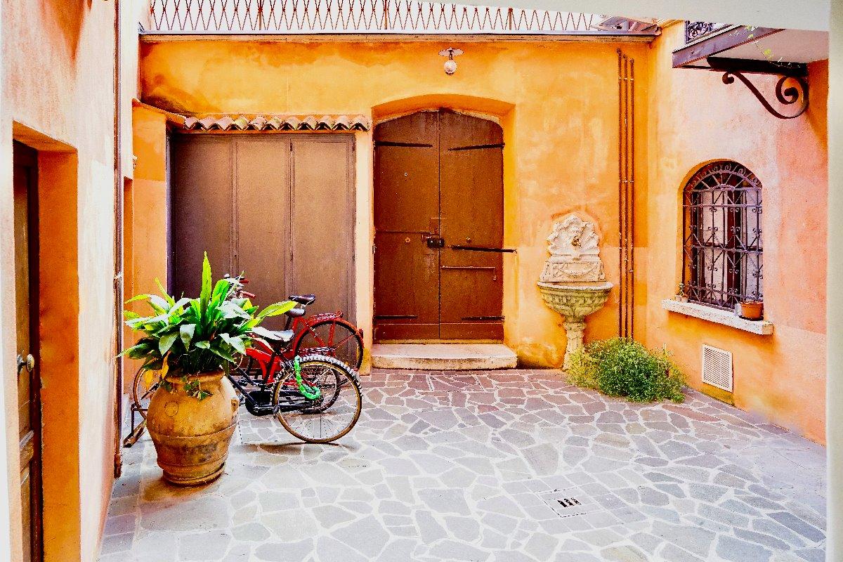 Cortiletto del palazzo che accoglie la struttura