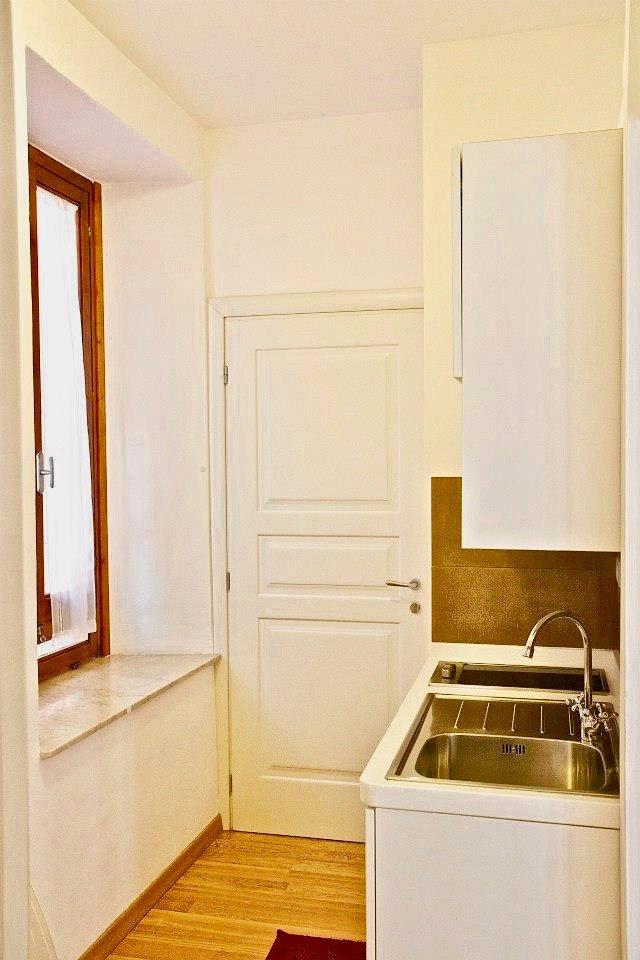 Cucina all'entrata dello studio 2 presso Langolosullapiazza