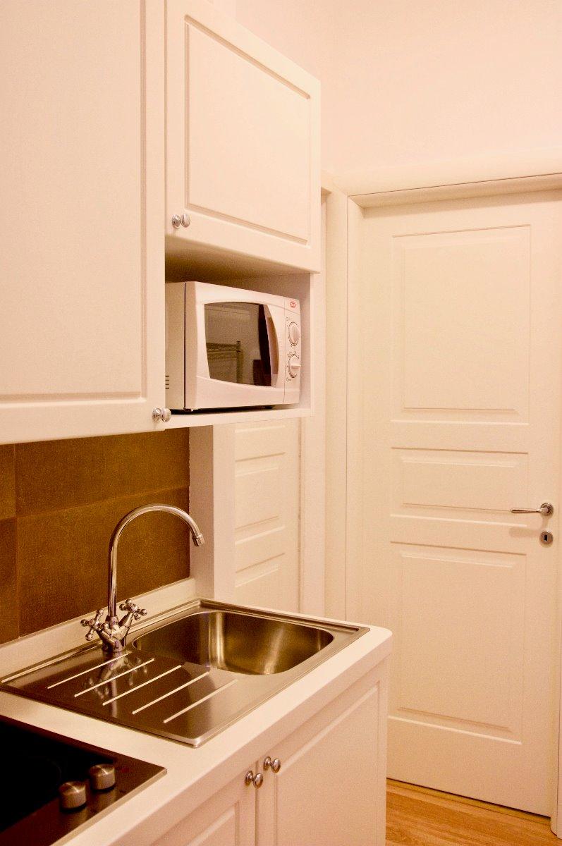 Cucina con accesso in fondo alla zona living ed al bagno