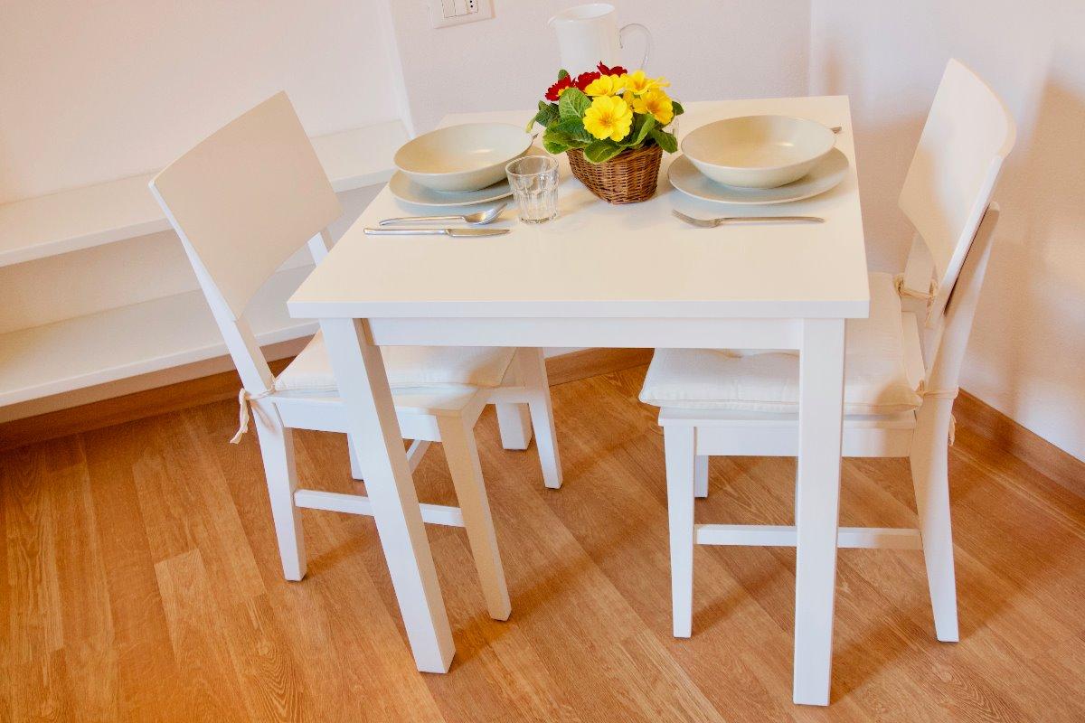 Tavolo allestito nella zona living