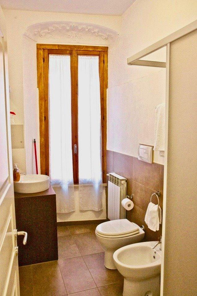 Bagno con stucchi d'epoca sulla finestra