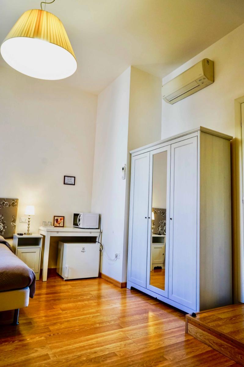 Particolare dell'armadio e del tavolino ampliabile con frigo e forno