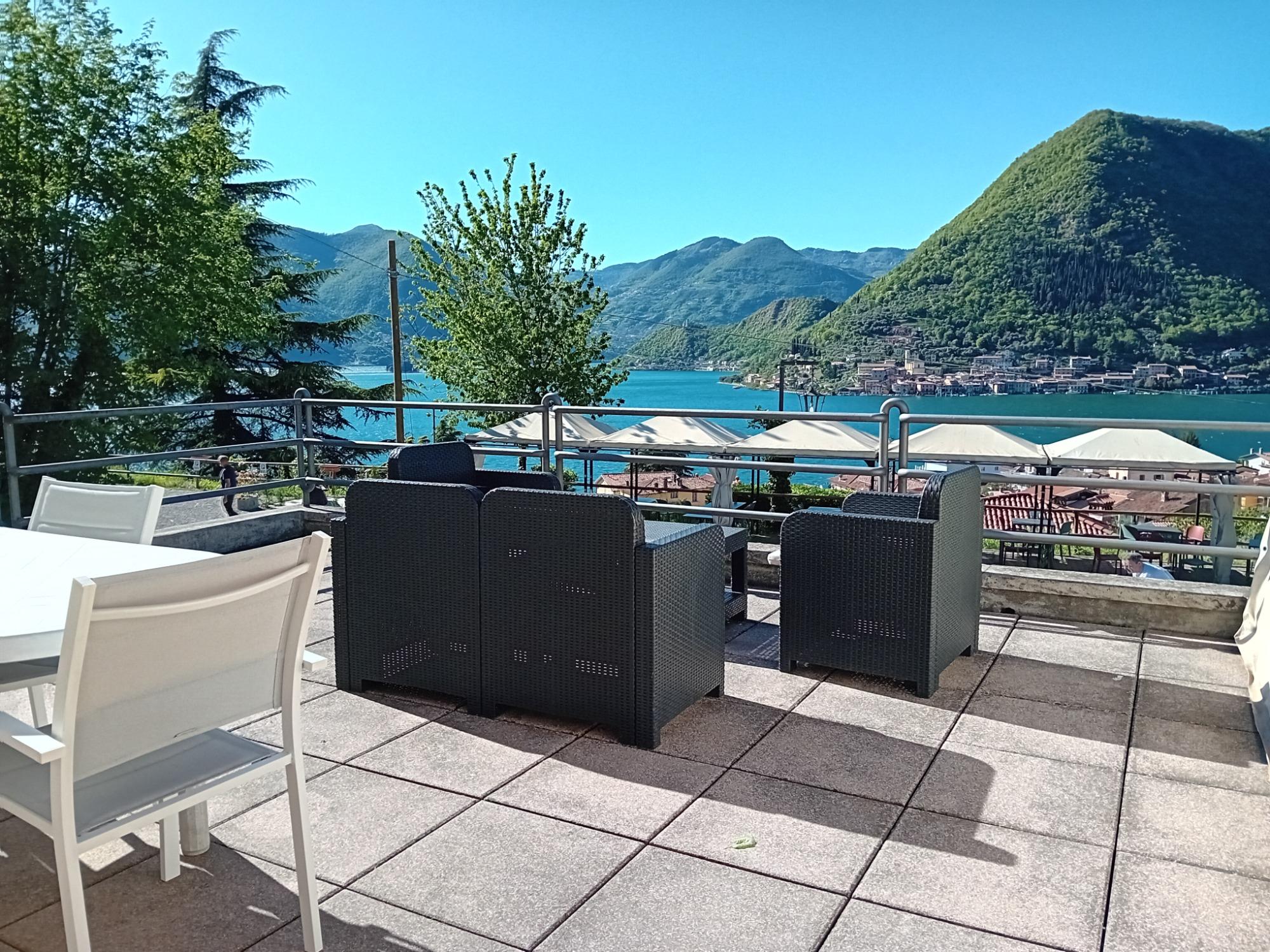 Uliveto,terrazza vista lago