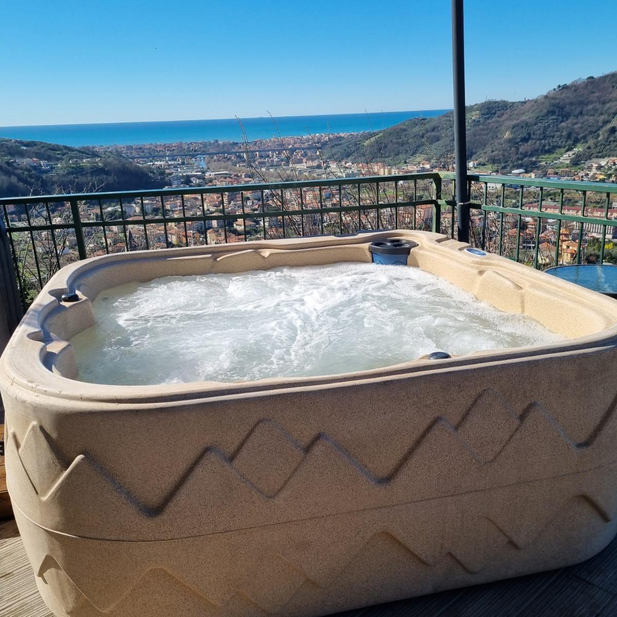 vasca idromassaggio riscaldata con vista sul Golfo del Tigullio