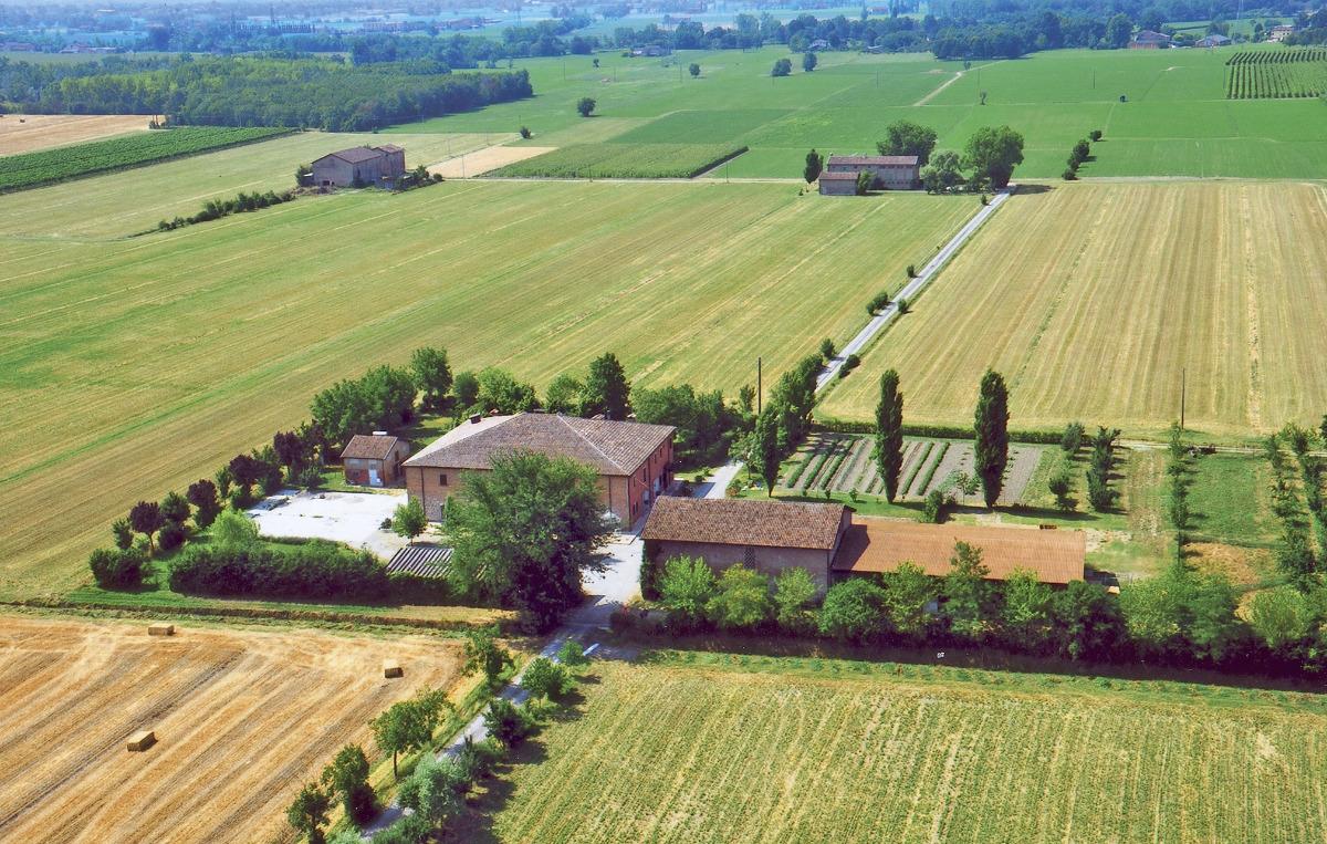foto panoramica, immersi nel verde ma a 2km dal centro di Rubiera, 12km da Reggio centro