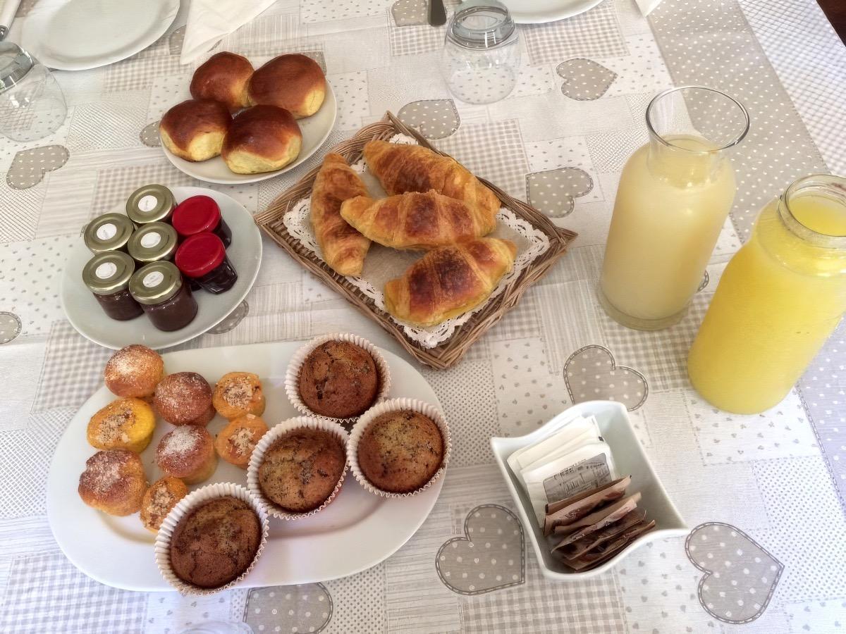 La colazione di B&B CASALE BONDANELLO