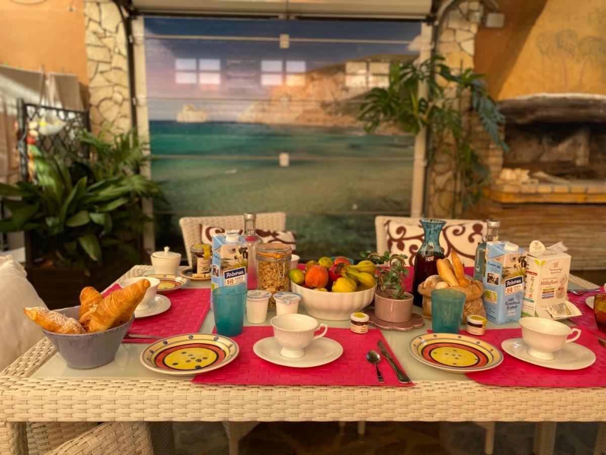 La colazione di DOMUS DE JANAS ROOMS
