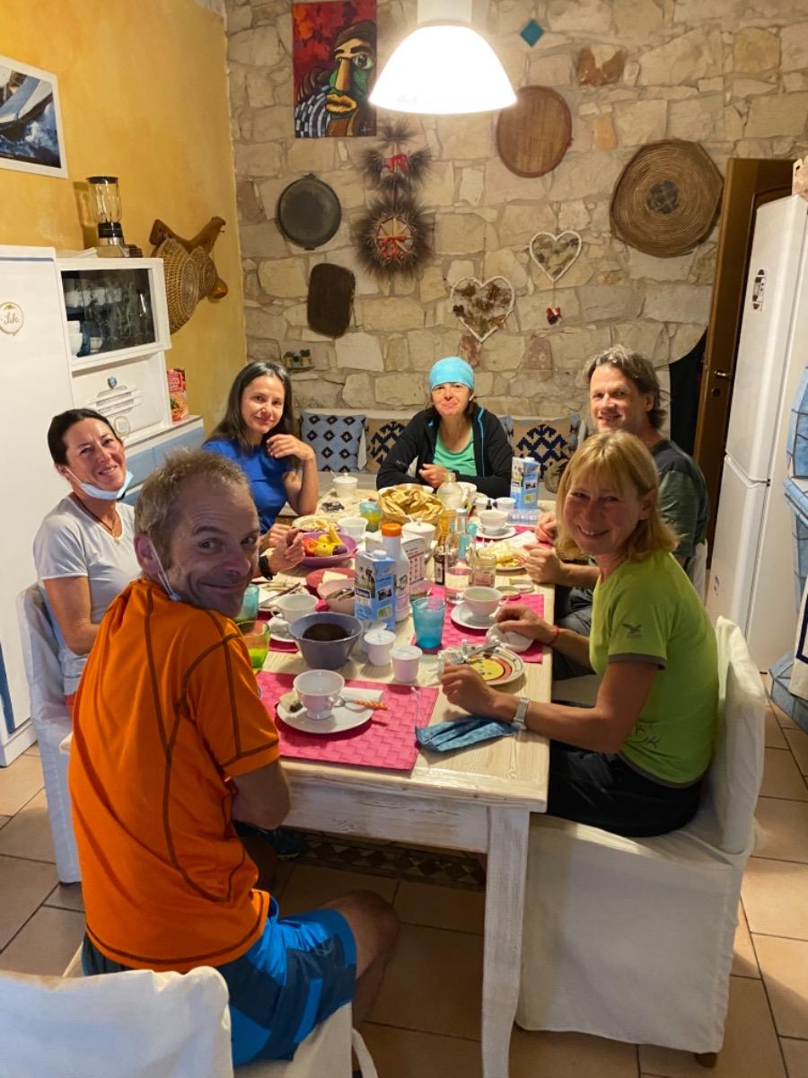La colazione di DOMUS DE JANAS ROOMS