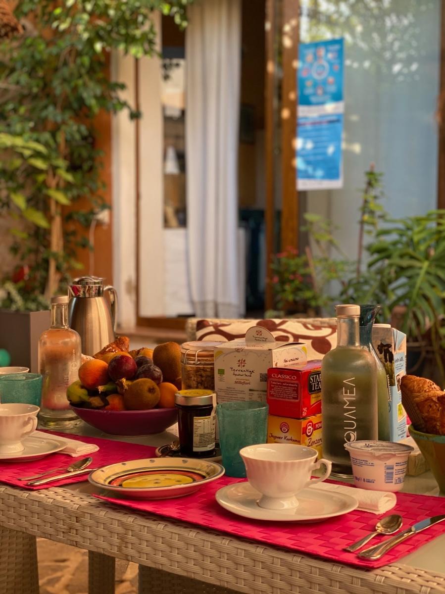 La colazione di DOMUS DE JANAS ROOMS