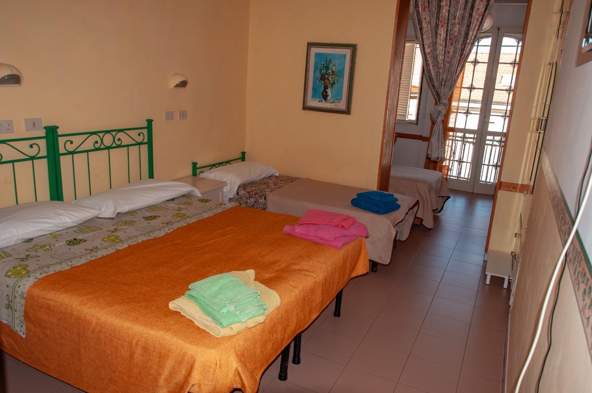 camera familiare gialla