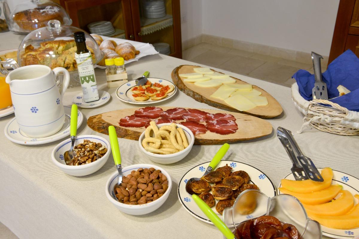 La colazione di B&B MASSERIA PEPPETURRO