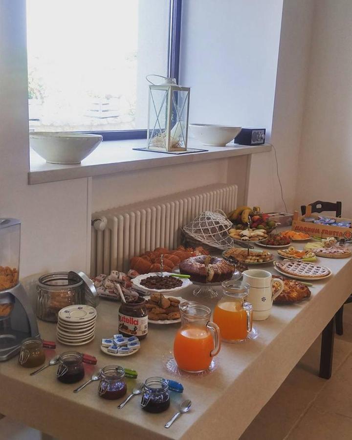 La colazione di B&B MASSERIA PEPPETURRO