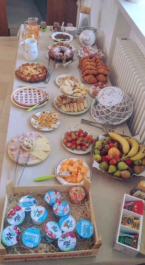 La colazione di B&B MASSERIA PEPPETURRO