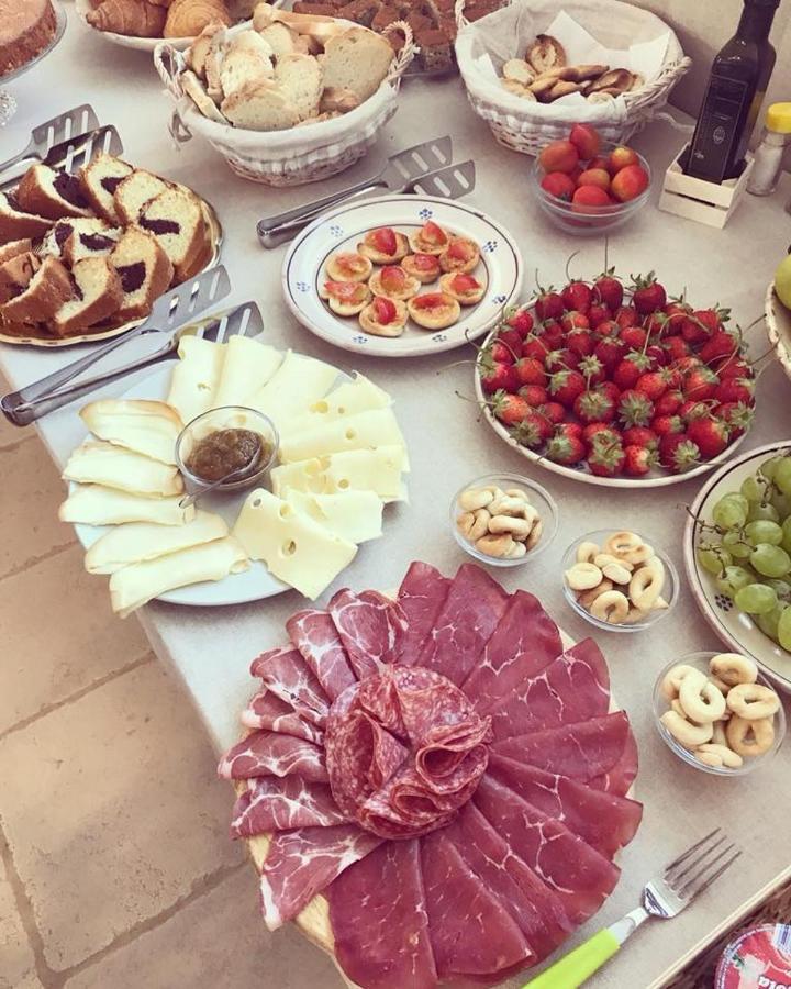 La colazione di B&B MASSERIA PEPPETURRO