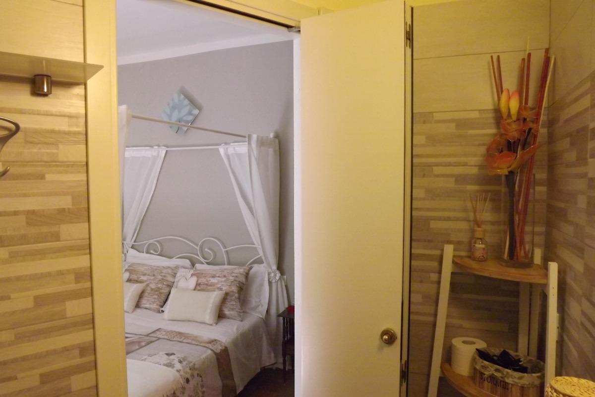 Camera Brina vista giardino e con camino