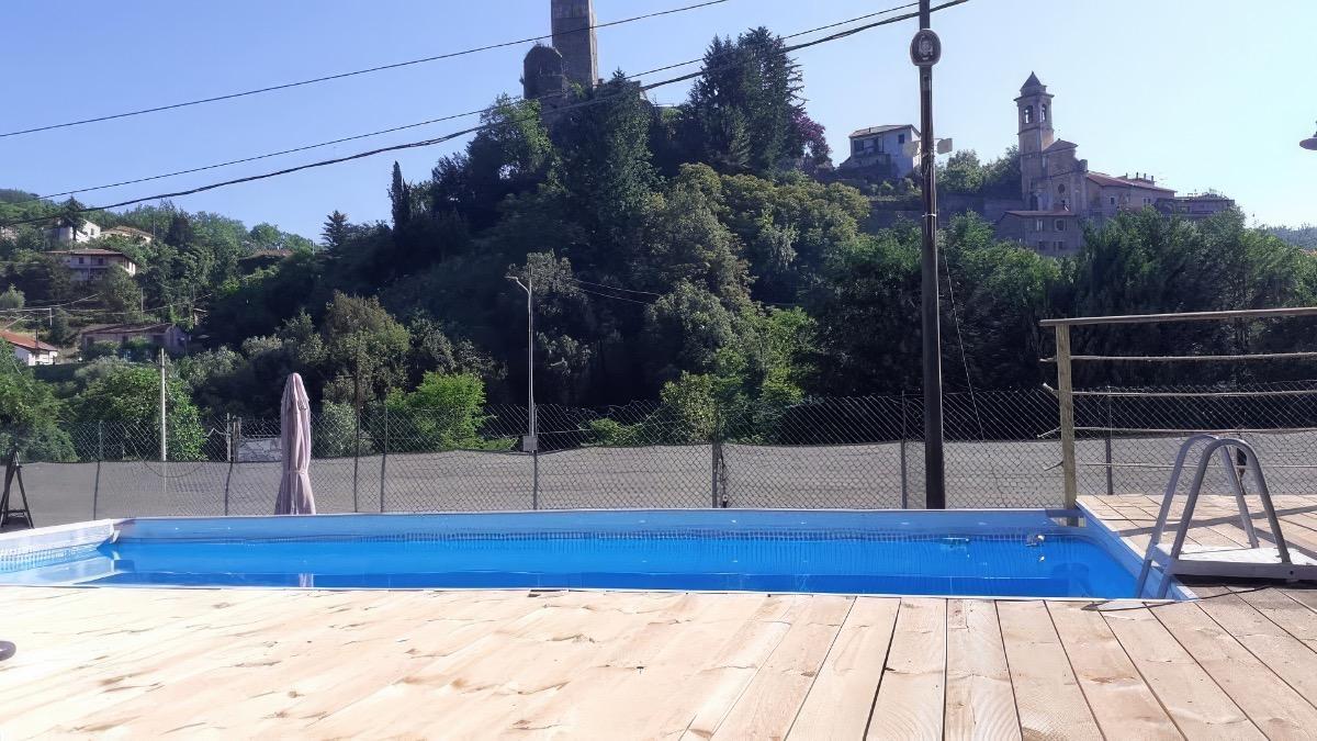 La nostra piscina privata con vista sul Castello di tresana