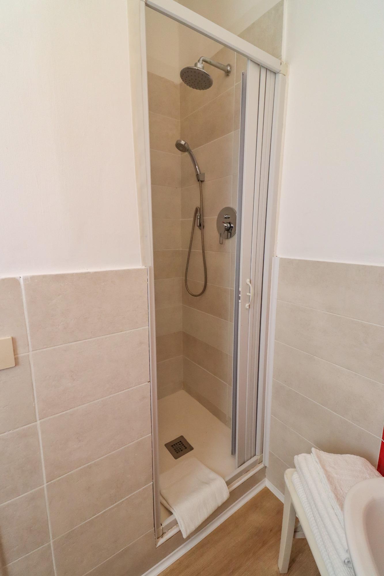 Bagno camera rossa