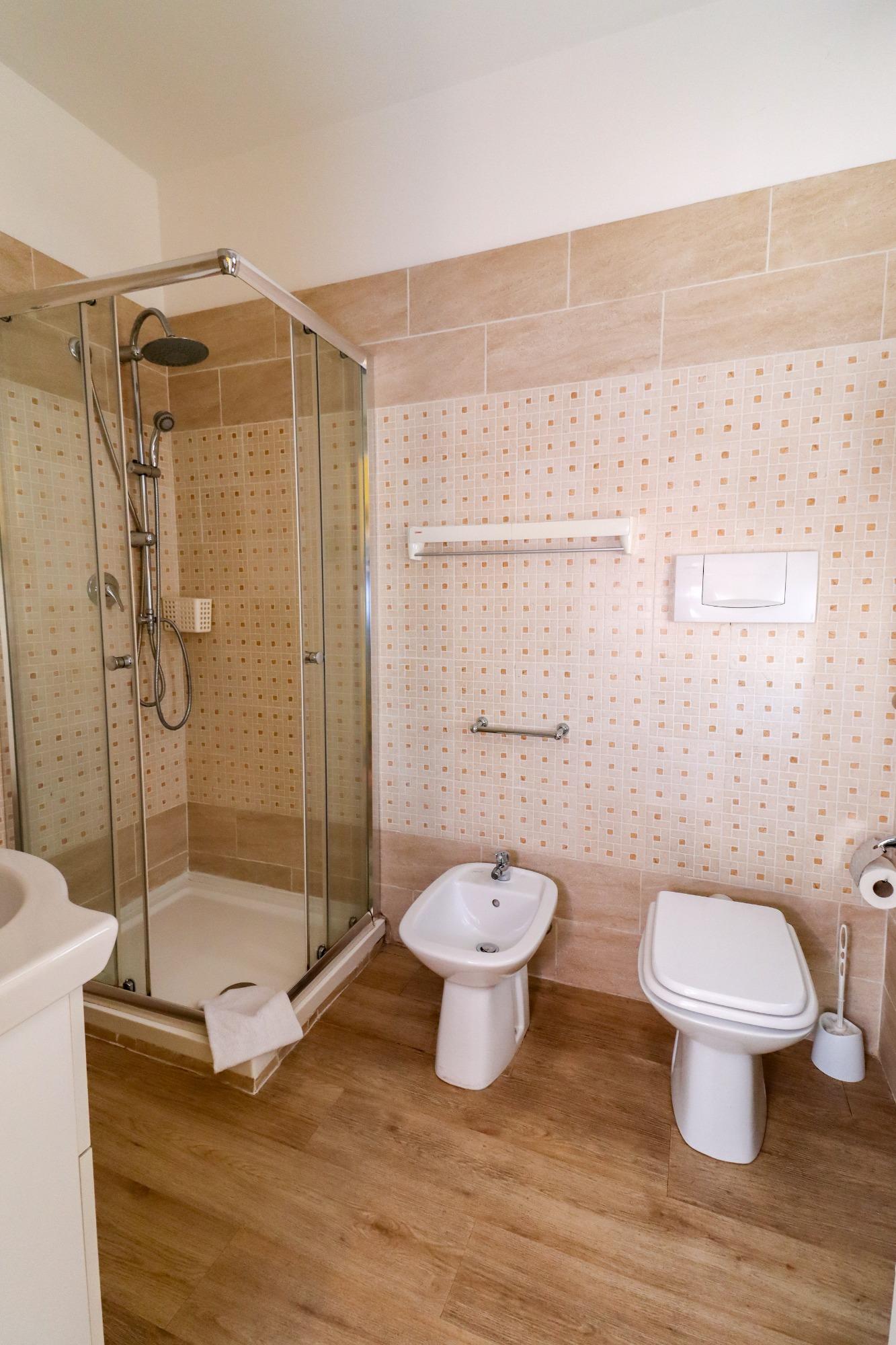 Bagno camera gialla