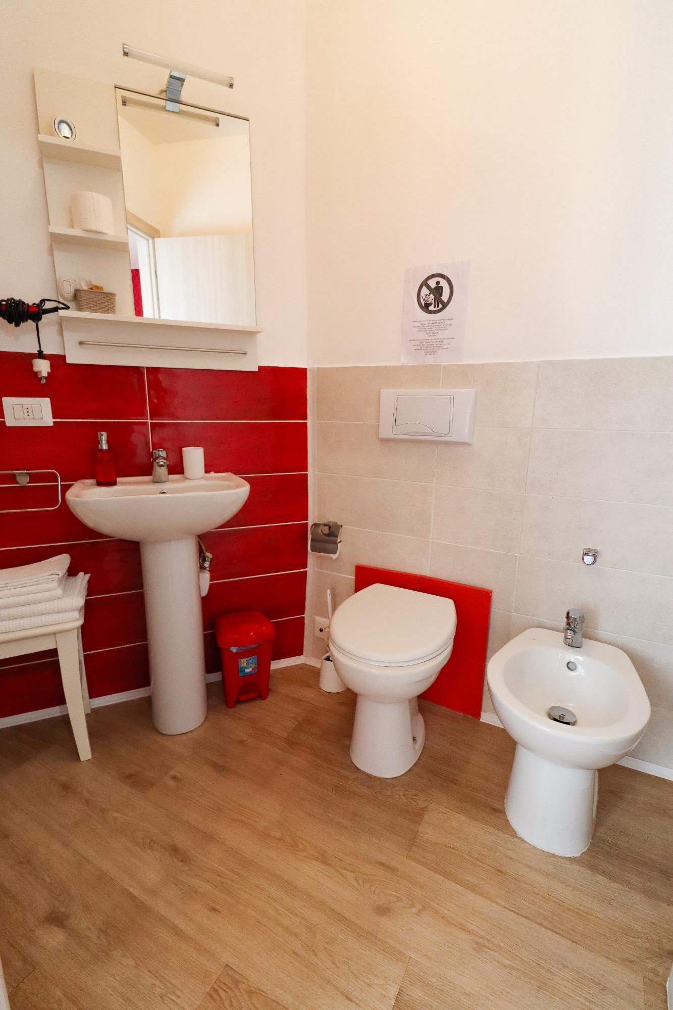 Bagno camera rossa