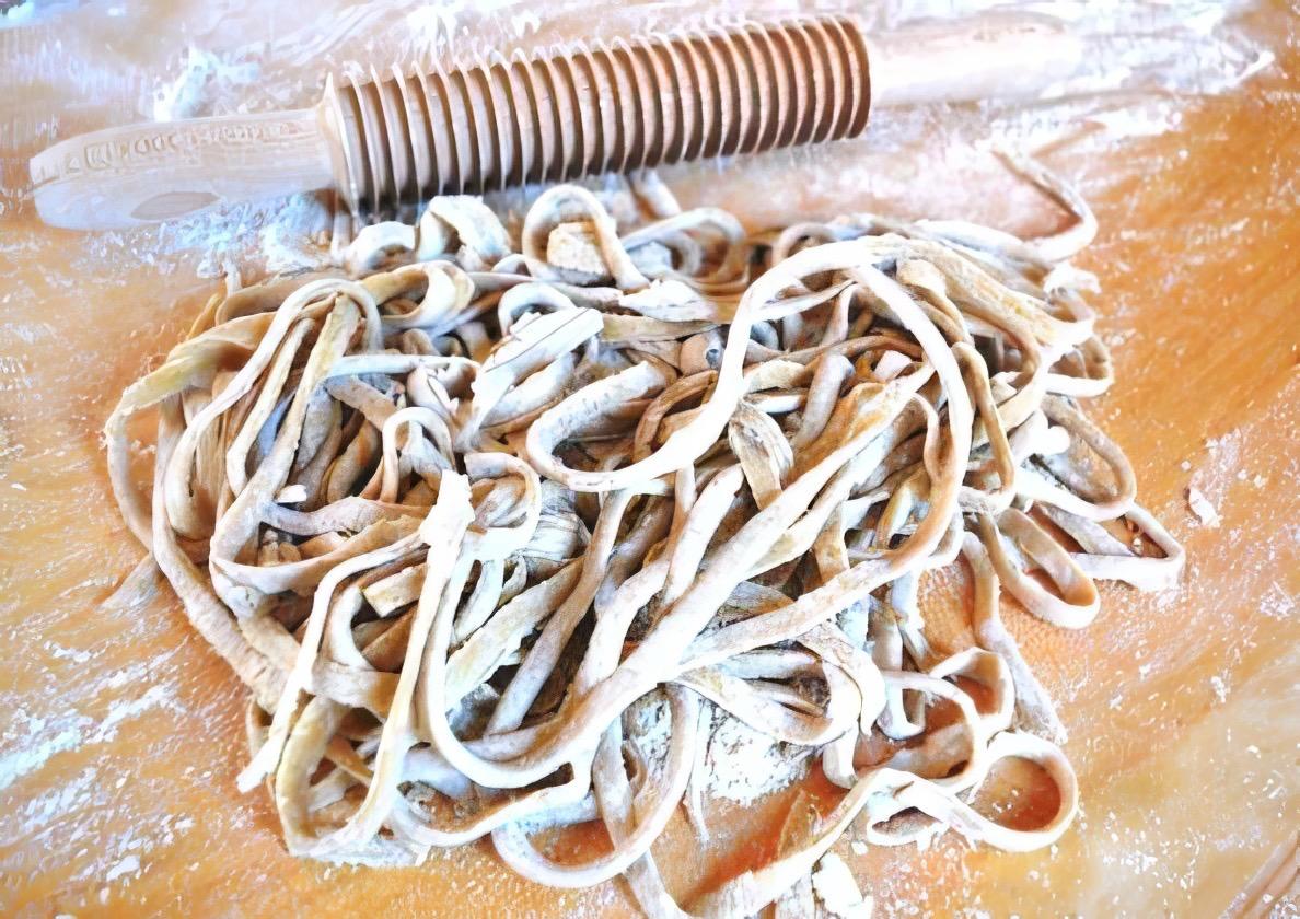 Pasta fatta in casa a mano... Le fettuccine di mia mamma...