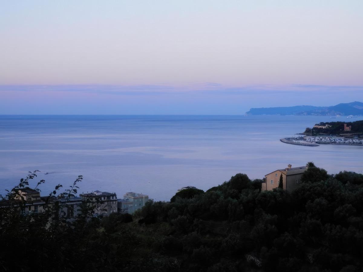La nostra vista dalle colline monti e mare