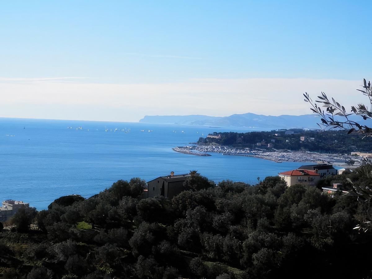 Vista dalle colline sul mare