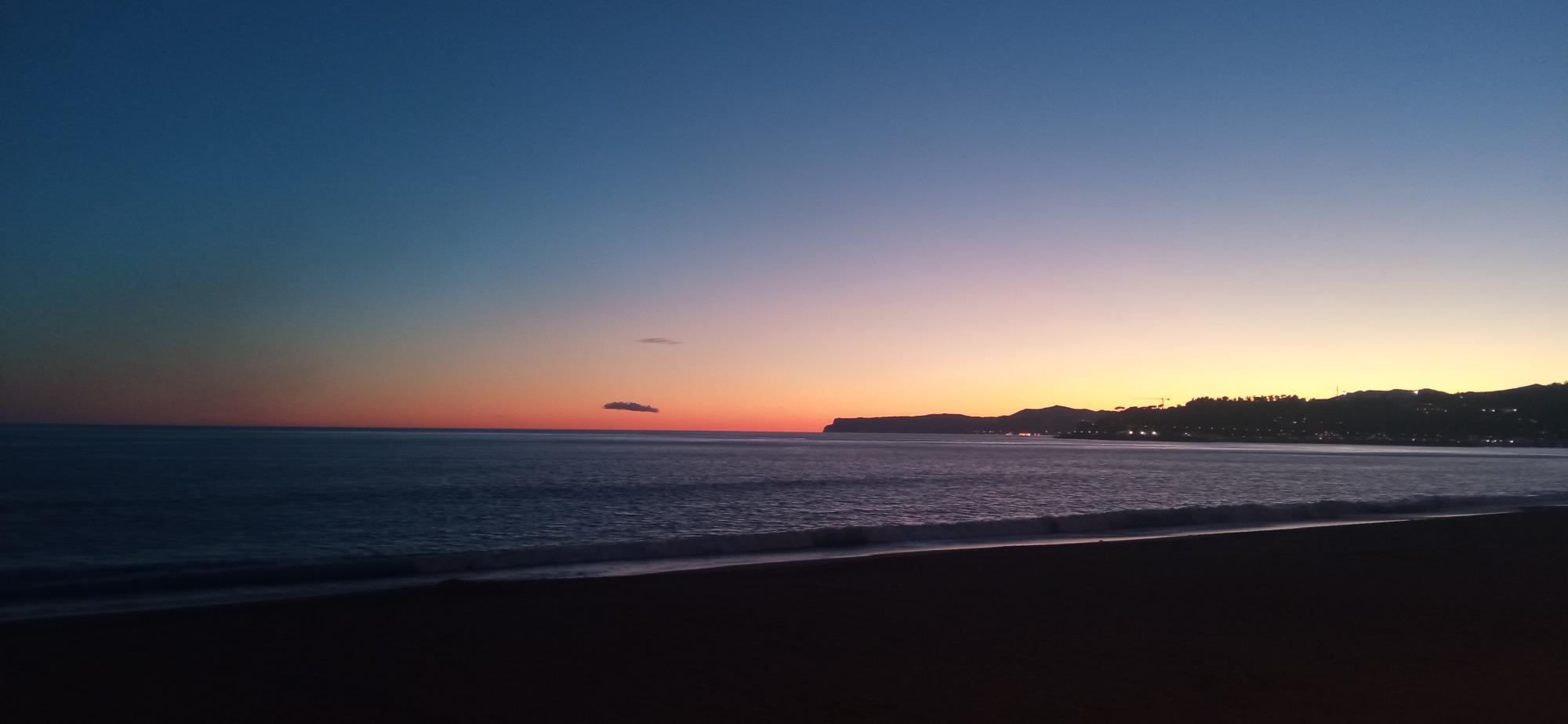 Panorama dalla Spiaggia di Varazze al Tramonto