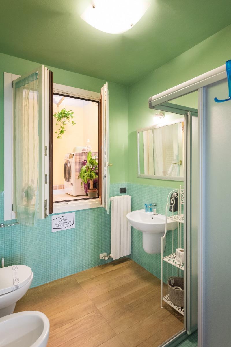 bagno e cavedio interno dove è posizionata la lavatrice